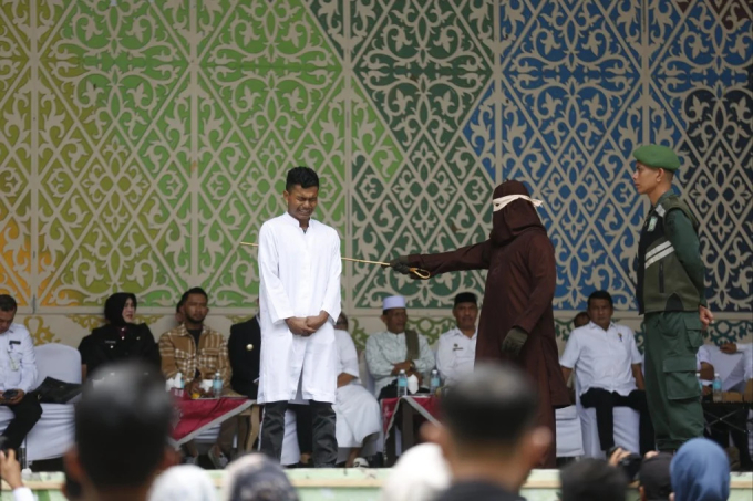 Người đàn ông ngoại tình chịu án roi tại Aceh, Indonesia. Ảnh: ST