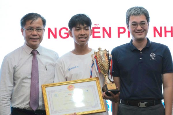 Vô địch Olympic AI: Nam sinh Đà Nẵng tỏa sáng
