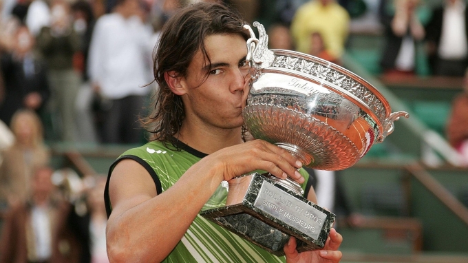 Nadal hôn cup Roland Garros khi vô địch trong lần đầu dự giải năm 2005. Ảnh: ATP