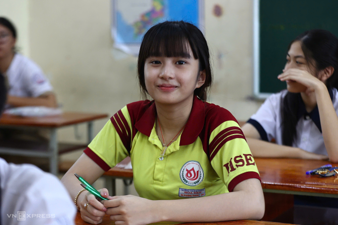 Thí sinh dự thi vào lớp 10 tại trường THCS Hoa Lư, TP Thủ Đức, sáng 6/6. Ảnh: Quỳnh Trần