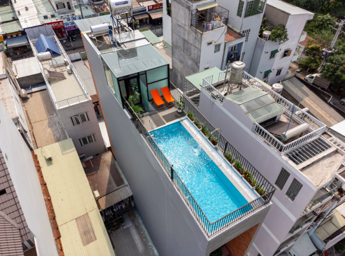 Bể bơi đặt trên tầng thượng. Ảnh: Lonton Studio