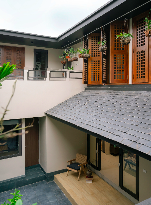 Hệ mái ngói và cửa bức bàn được đưa vào thiết kế. Ảnh: Dayla Studio
