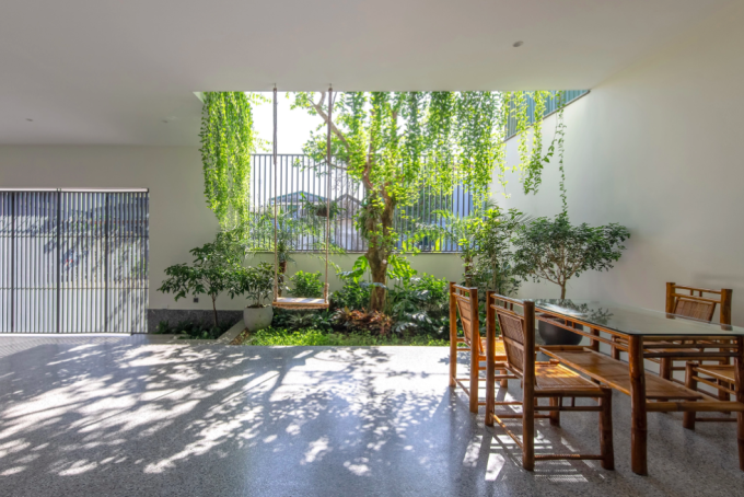 Vườn cây ở mặt tiền ngôi nhà. Ảnh: Chimnon Studio
