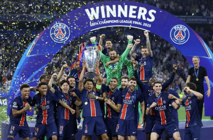 PSG nâng Cup vô địch sau khi thắng Inter 5-0 ở chung kết Champions League tối 31/5/2025, trên sân Allianz, Munich, Đức. Ảnh: Reuters