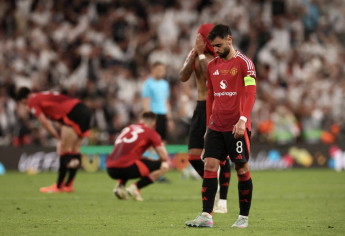 Các cầu thủ Man Utd thất vọng sau khi thua Tottenham 0-1 trong trận chung kết Europa League tối 21/5. Ảnh: Reuters