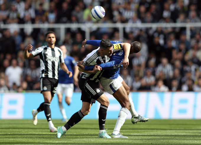 Newcastle (sọc đen trắng) từ nhiều năm qua đã liên tục đe dọa vị thế của top 6 Ngoại hạng Anh. Ảnh: Reuters