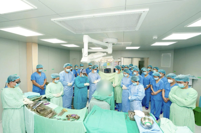 Ê-kíp phẫu thuật Bệnh viện Trung ương Huế dành một phút mặc niệm trước nghĩa cử cao đẹp của người hiến tạng.
