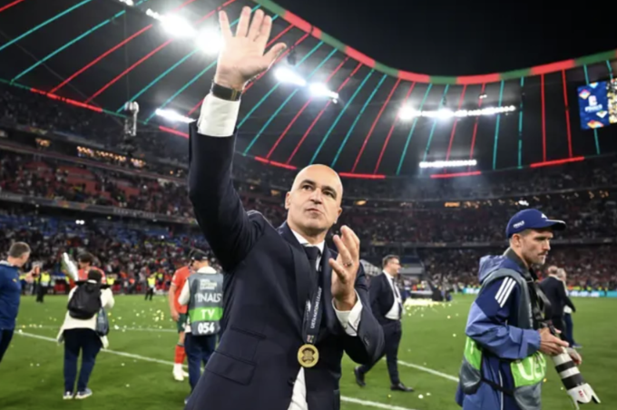 HLV Martinez tri ân người hâm mộ sau trận thắng Tây Ban Nha. Ảnh: UEFA