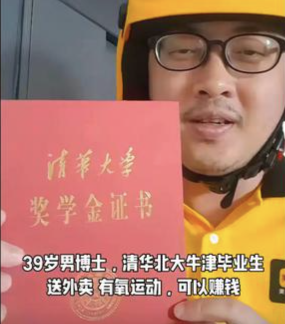 Ding khoe học bổng đại học Thanh Hóa. Ảnh: 163