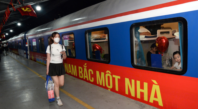 Đoàn tàu Thống Nhất khởi hành từ ga Sài Gòn hôm 29/4. Ảnh: Gia Minh
