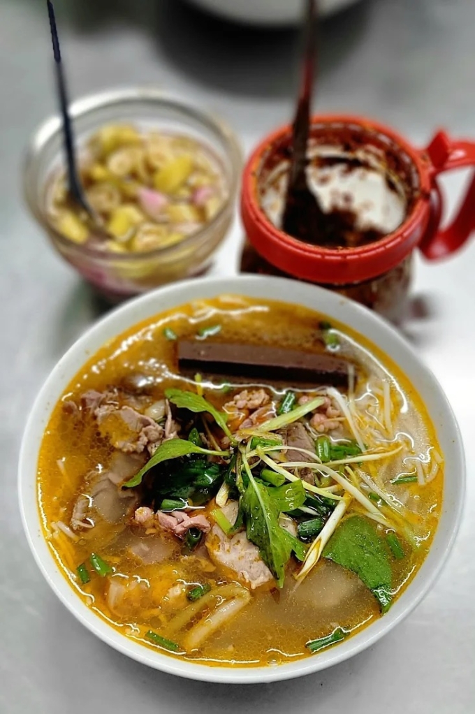 Bát bún bò ở quán. Ảnh: Traimodel