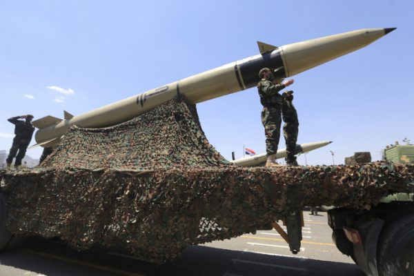 Houthi đe dọa tấn công tàu Mỹ: Chiến hạm và tàu hàng