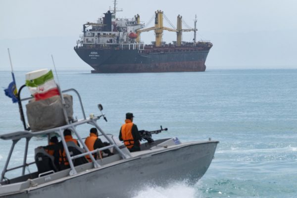 Iran đe dọa đóng cửa eo biển Hormuz nếu Mỹ hỗ trợ Israel