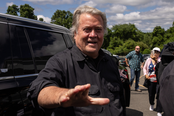 Steve Bannon, cựu cố vấn của ông Trump, bên ngoài nhà tù liên bang ở Connecticut ngày 1/7. Ảnh: AFP