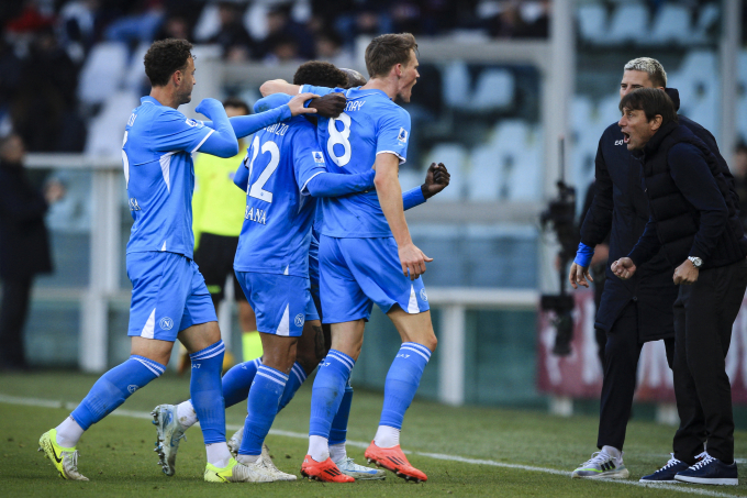 HLV Conte chia vui với McTominay và các học trò trong trận Napoli làm khách của Torino ở Serie A ngày 1/12/2024. Ảnh: AFP