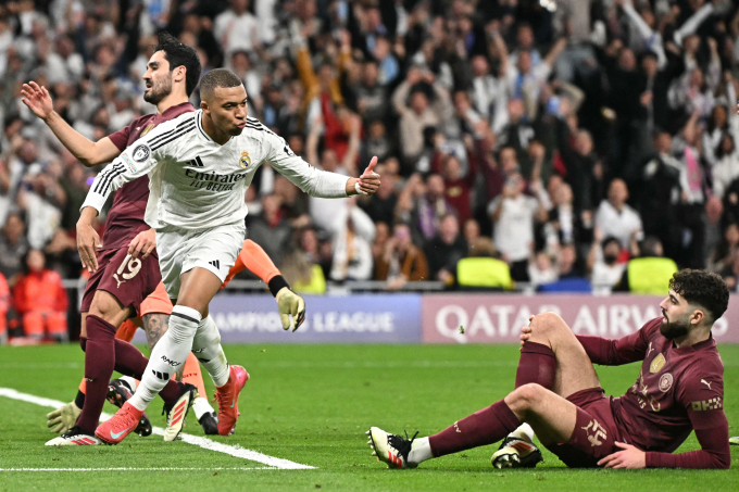 Tiền đạo Kylian Mbappe mừng bàn nâng tỷ số lên 2-0 trong trận Real thắng Man City 3-1 ở lượt về play-off Champions League trên sân Bernaneu, Madrid ngày 19/2. Ảnh: AFP