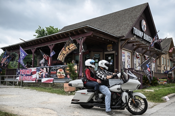 Bên ngoài nhà hàng Trump Burger ở Bellville, Texas. Ảnh: AFP