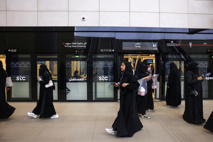 Hành khách nữ rời tàu điện ngầm tại ga STC ở Riyadh ngày 27/4. Ảnh: AFP