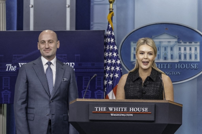 Phó chánh văn phòng Nhà Trắng Stephen Miller và thư ký báo chí Nhà Trắng Karoline Leavitt tại cuộc họp báo ngày 1/5. Ảnh: AFP