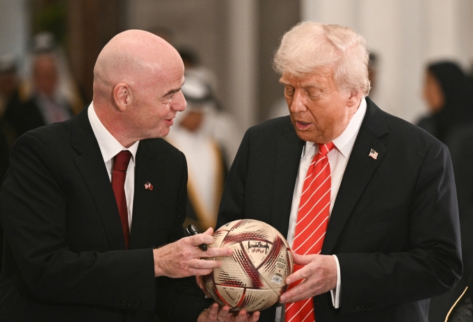 Chủ tịch FIFA Gianni Infantino trao bóng cho Tổng thống Mỹ Donald Trump tại Cung điện Lusail ở Doha ngày 14/5. Ảnh: AFP