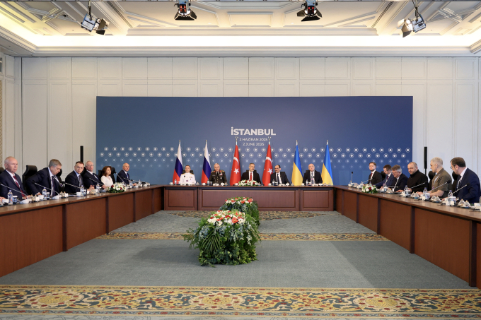 Phái đoàn Nga (trái), Thổ Nhĩ Kỳ (giữa) và Ukraine tại cuộc đàm phán ở Istanbul ngày 2/6. Ảnh: AFP