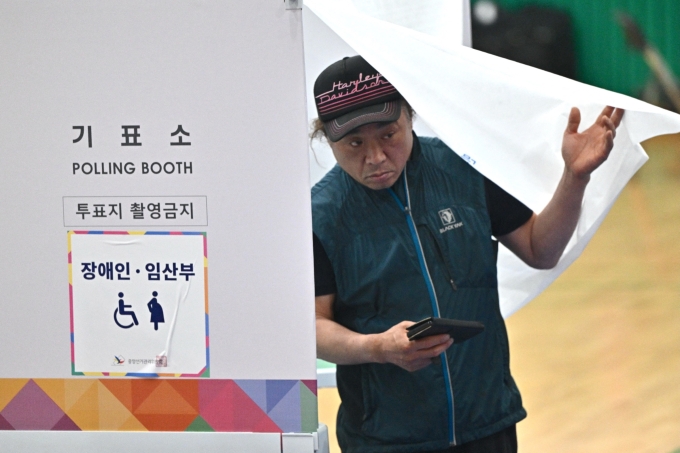 Cử tri Hàn Quốc bỏ phiếu tại điểm bầu cử ở Seoul ngày 3/6. Ảnh: AFP
