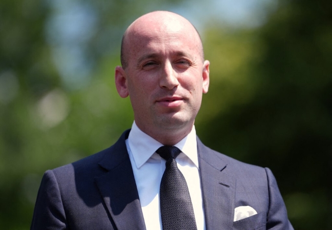 Phó chánh văn phòng Nhà Trắng Stephen Miller trả lời phỏng vấn ở Washington ngày 30/5. Ảnh: AFP