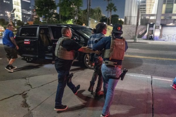 Los Angeles: Cảnh sát bắt giữ nhiều người vi phạm lệnh giới nghiêm