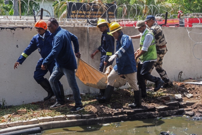 Lính cứu hỏa di chuyển thi thể một nạn nhân trong tai nạn máy bay ở Ahmedabad, bang Gujarat ngày 12/6. Ảnh: AFP