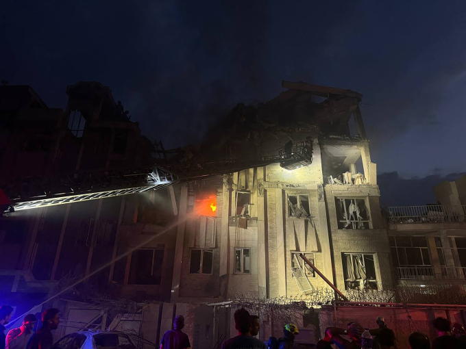 Một tòa nhà ở Tehran bị trúng đòn tập kích của Israel rạng sáng 13/6. Ảnh: AFP