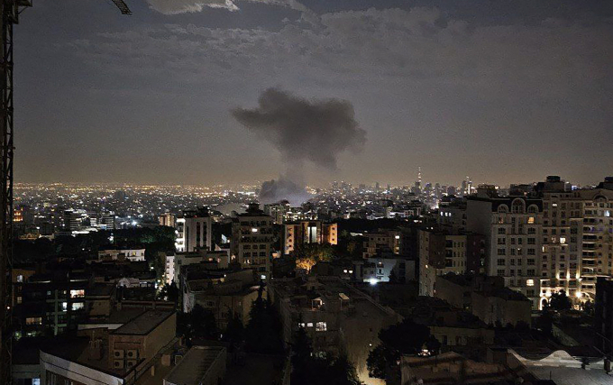 Khói bốc lên tại một địa điểm bị Israel tập kích tại thủ đô Tehran, Iran, rạng sáng 13/6. Ảnh: AFP