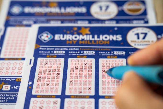 Vé số EuroMillions ở Pháp ngày 13/6. Ảnh: AFP