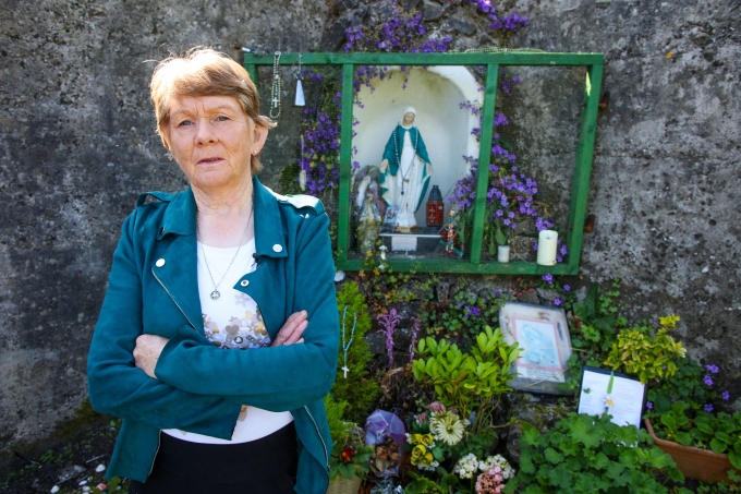 Nhà sử học Catherine Corless tại nơi từng là mái ấm mẹ và bé St.Mary ở Tuam, phía tây Ireland, ngày 20/5. Ảnh: AFP