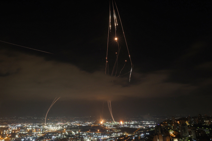 Lưới phòng không Israel đánh chặn tên lửa Iran, ngày 16/6. Ảnh: AFP