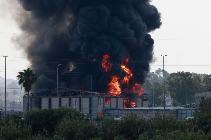 Khói lửa bốc lên từ một tòa nhà gần Tel Aviv, Israel hôm 17/6, do trúng tên lửa của Iran. Ảnh: AFP
