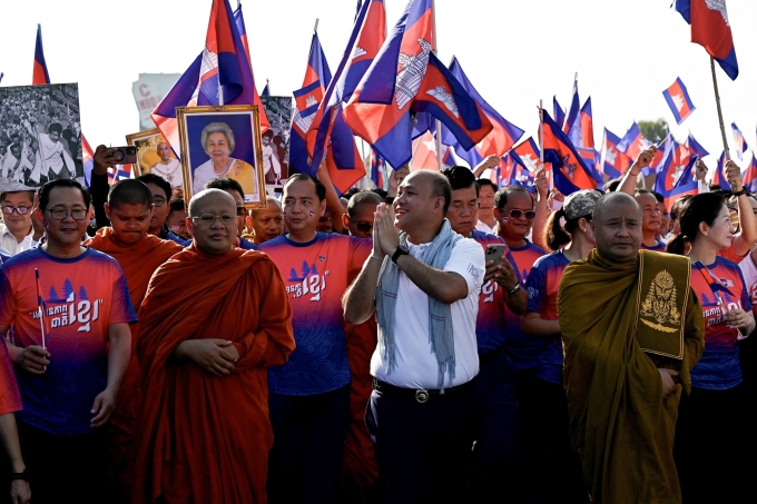 Phó thủ tướng Campuchia Hun Many (áo trắng) trong cuộc tuần hành ở Phnom Penh ngày 18/6. Ảnh: AFP