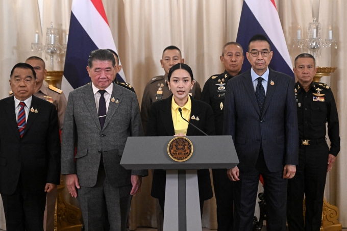 Nhiều chỉ huy quân đội và bộ trưởng Thái Lan xuất hiện cùng bà Paetongtarn Shinawatra trong cuộc họp báo. Ảnh: AFP