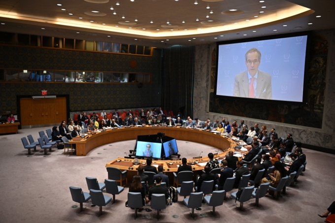 Màn hình hiển thị phần phát biểu của Tổng giám đốc IAEA Rafael Grossi trong cuộc họp khẩn của Hội đồng Bảo an Liên Hợp Quốc về xung đột Ỉan - Israel tại trụ sở ở New York ngày 20/6. Ảnh: AFP