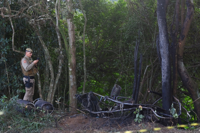 Một binh sĩ Brazil tại hiện trường rơi khinh khí cầu sáng 21/6. Ảnh: AFP