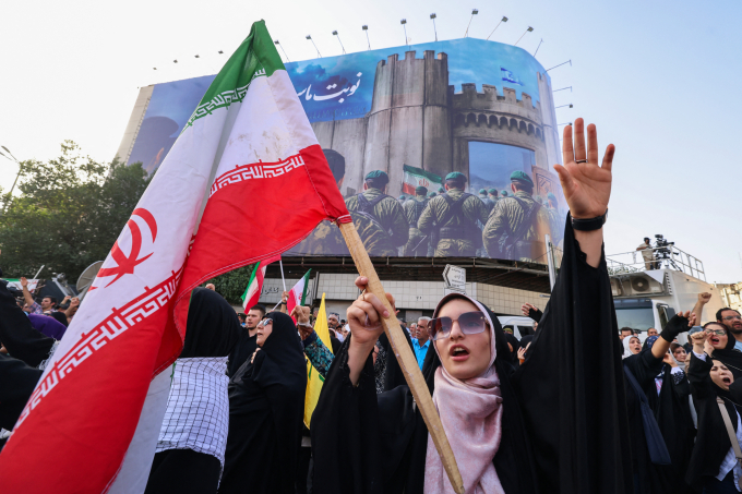 Một phụ nữ biểu tình tại Quảng trường Enghelab ở thủ đô Tehran, Iran, ngày 22/6. Ảnh: AFP