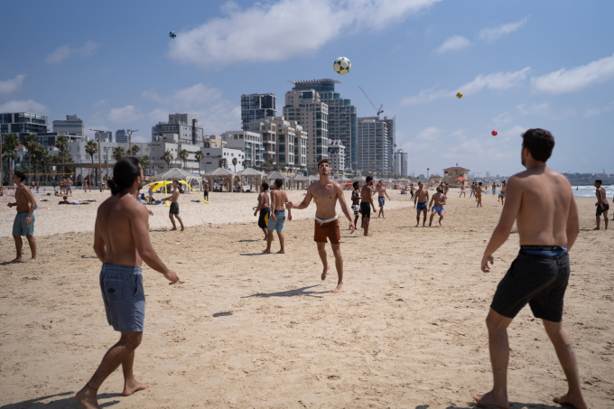 Người dân chơi bóng trên bãi biển ở Tel Aviv, Israel, hôm 24/6, sau khi lệnh ngừng bắn với Iran có hiệu lực. Ảnh: AFP