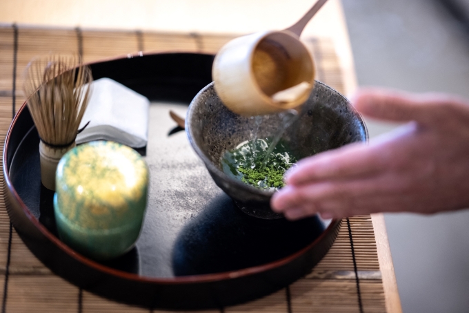 Quản lý cửa hàng trà Jugetsudo pha một chén matcha tại cửa hàng ở khu Tsukiji, Tokyo, ngày 6/6. Ảnh: AFP