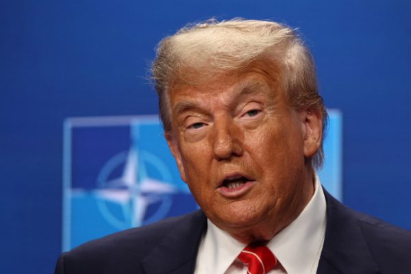 Trump dùng mạng xã hội hạ nhiệt xung đột Israel – Iran