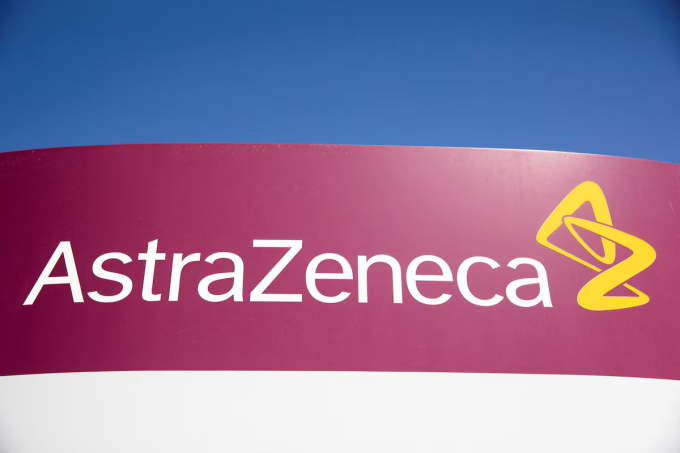 Logo của AstraZeneca bên ngoài trụ sở chính tại Wilmington, Delaware, Mỹ, tháng 3/2021. Ảnh: Reuters