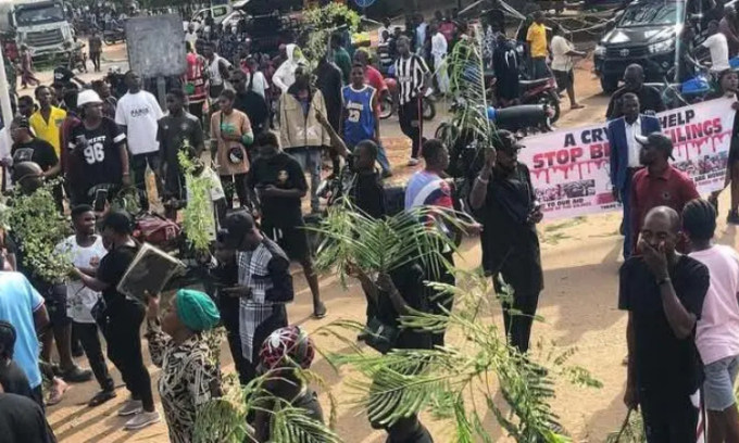 Người Nigeria biểu tình sau vụ tấn công ở làng Yelewata, bang Benue. Ảnh: BBC