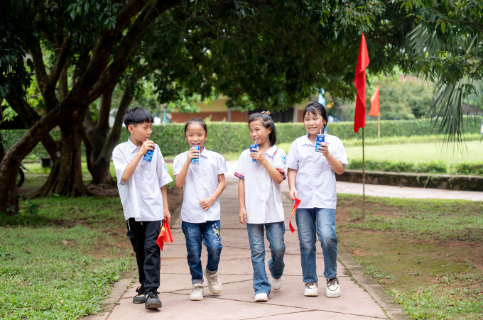 Các em nhỏ tại Làng Trẻ em SOS Việt Trì thưởng thức những hộp sữa Vinamilk trao tặng. Ảnh: Minh Hà