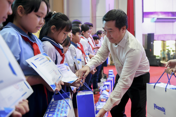 Ông Đỗ Thanh Tuấn tặng quà 1/6 cho các em học sinh vượt khó, học giỏi trong chương trình tại Bến Tre ngày 31/5. Ảnh: Minh Hà