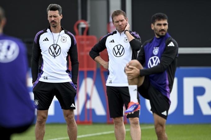HLV tuyển Đức Julian Nagelsmann (áo trắng, phải) và trợ lý Sandro Wagner (trái) quan sát buổi tập tại Freudenstadt, Đức ngày 12/6/2024. Ảnh: AP