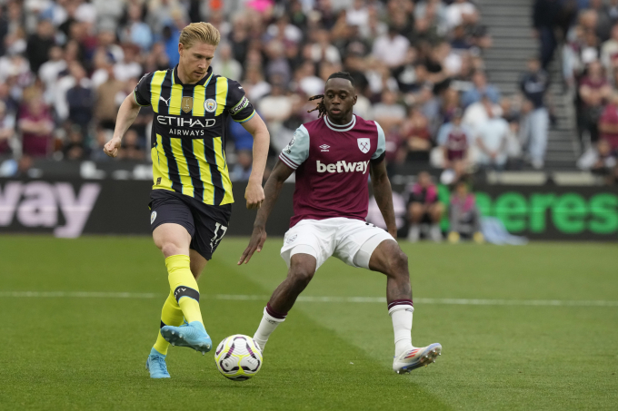 Tiền vệ Man City Kevin De Bruyne chuyền bóng trước hậu vệ West Ham Aaron Wan-Bissaka trong trận vòng ba Ngoại hạng Anh trên sân London ngày 31/8. Ảnh: AP