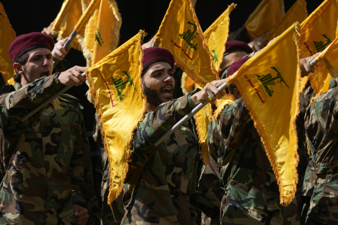 Thành viên nhóm Hezbollah trong đám tang thành viên thiệt mạng vì vụ nổ thiết bị liên lạc ở ngoại ô Beirut, Lebanon ngày 19/9/2024. Ảnh: AP